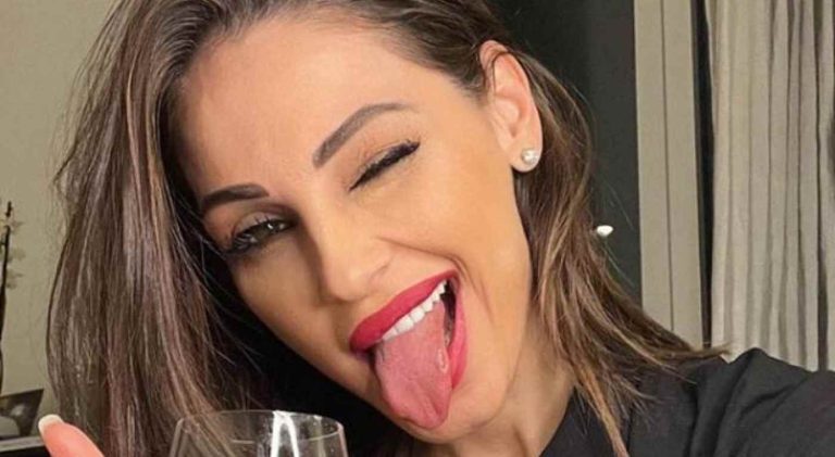 Anna Tatangelo Da Censura La Foto In Micro Bikini Infiamma Il Web