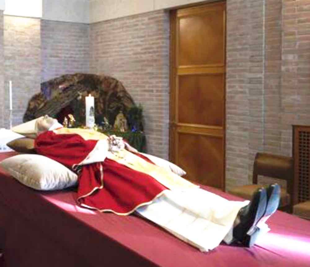 Benedetto XVI, la salma a San Pietro