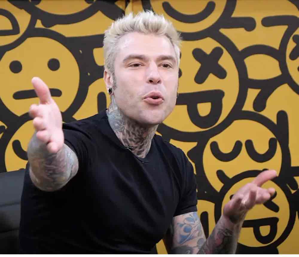 Fedez fatica parlare in diretta