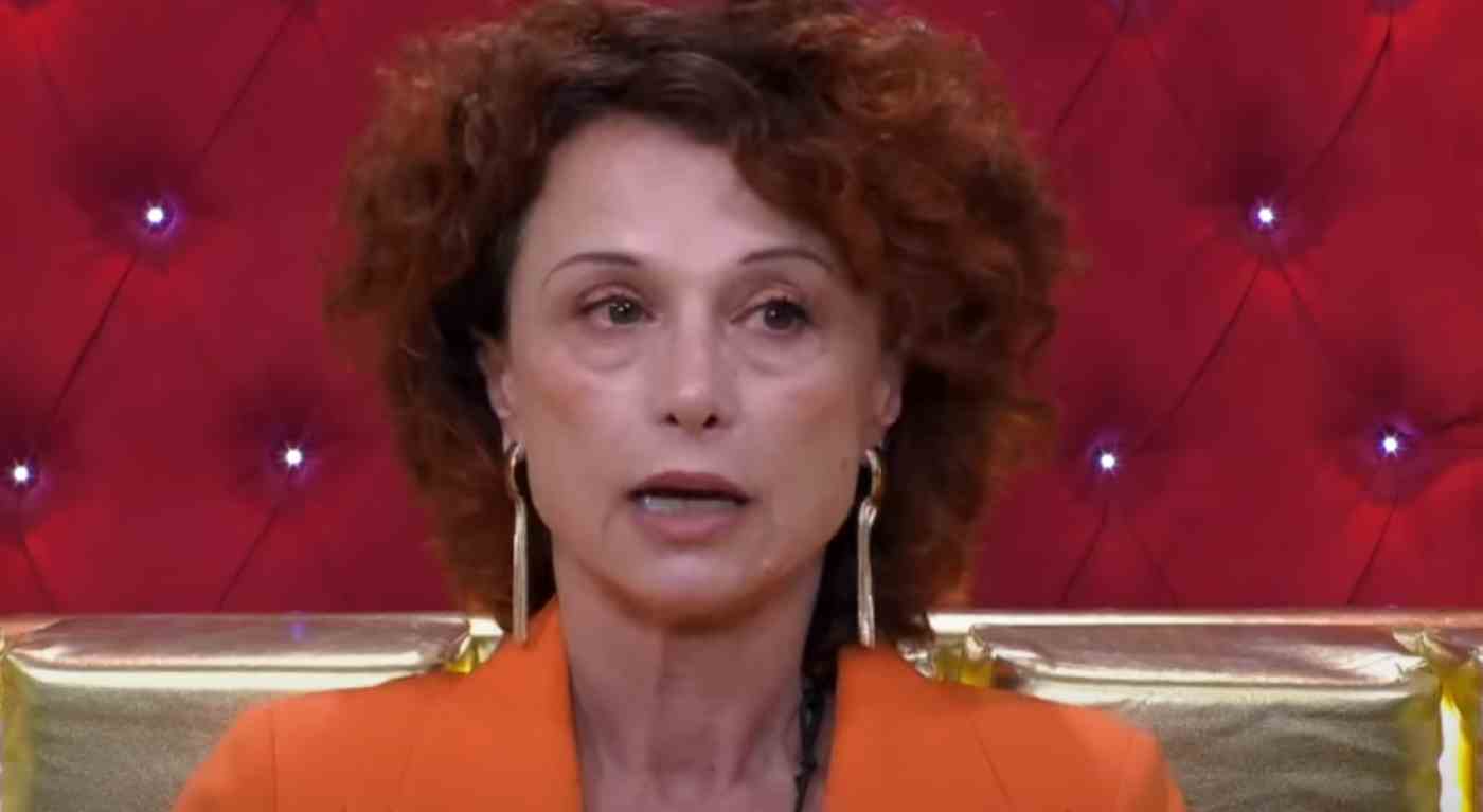 Beatrice Luzzi rientra al Grande Fratello ma subito dopo vuole uscire: "Basta, abbandono la casa"