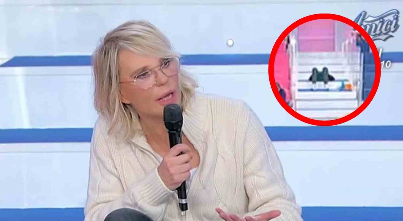 Paura a Uomini e Donne, Maria De Filippi cade stesa a terra dopo un battibecco in studio | Cos'è successo