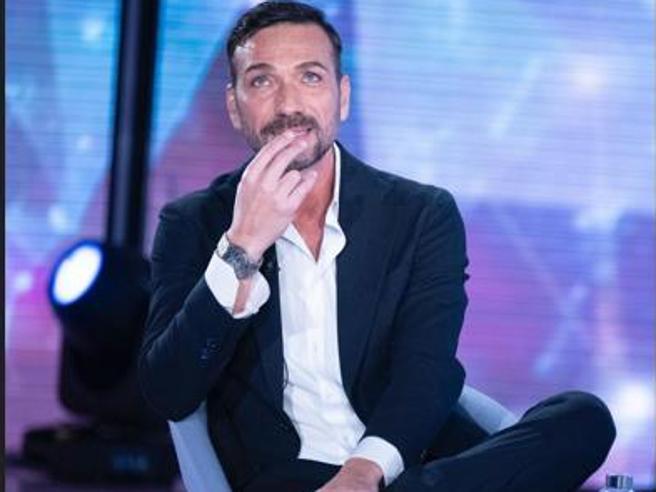 Costantino Vitagliano choc a Verissimo: "Ho una malattia rara e non c'è cura". Di cosa soffre l'ex tronista