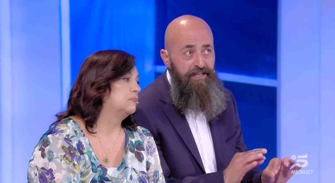 "Dammi il fucile che mi sparo!". Attimi di panico per Maria a C'è Posta per Te con il signor Giuseppe