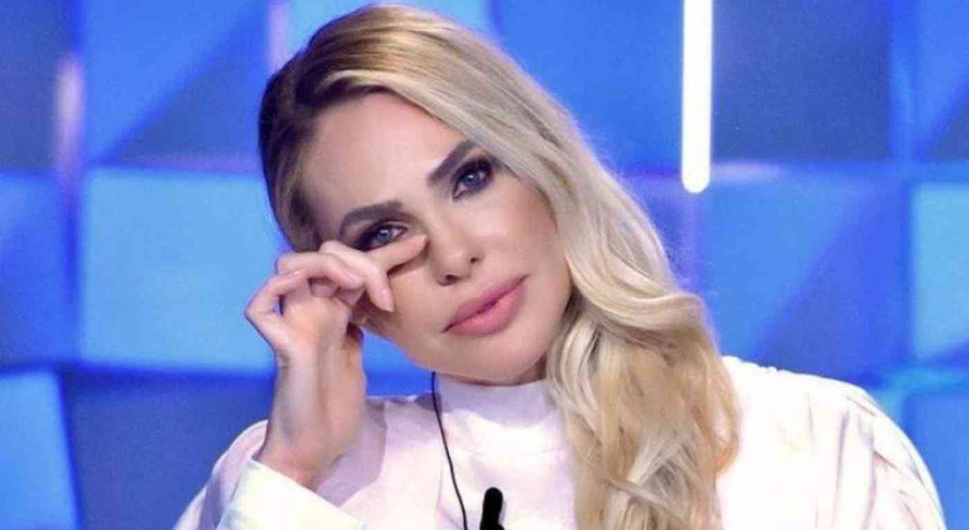 "La sta facendo fuori". Ilary Blasi sconvolta, tradita dalla migliore amica: cos'è successo