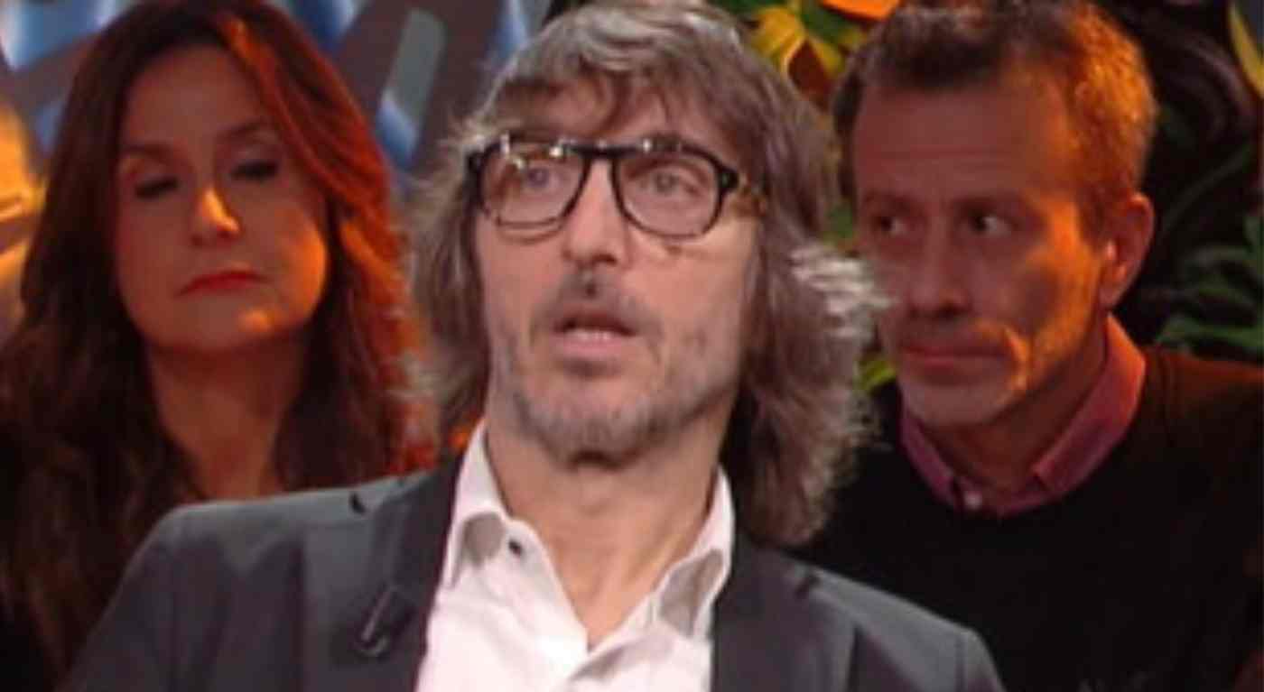 Diritto e rovescio, bufera in studio: Cruciani contro l'ospite: "Finiscila!" - VIDEO