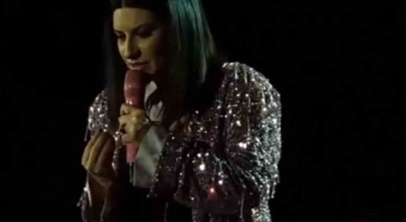 Laura Pausini, fermata al semaforo dopo il concerto: la sua reazione è epica