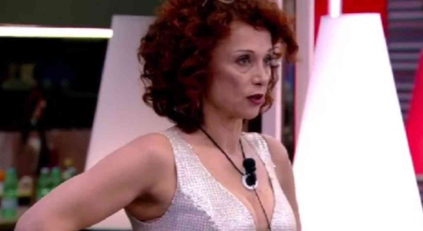 Grande Fratello, Beatrice Luzzi fa coming out: "Mi piacciono le donne, però...". Le confessioni a Monia