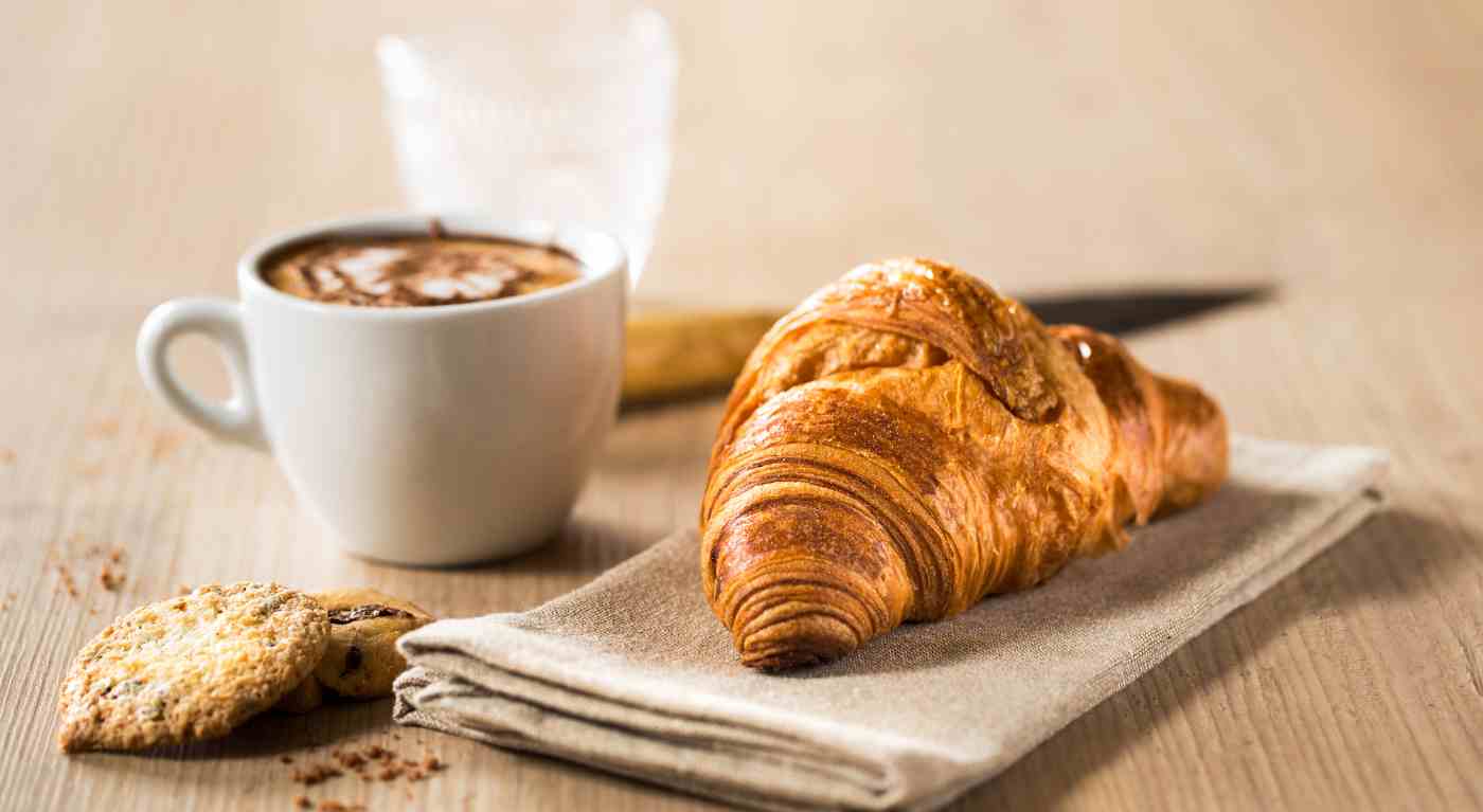 "Non mangiate questo la mattina". Il famoso nutrizionista spiega il segreto per la colazione perfetta