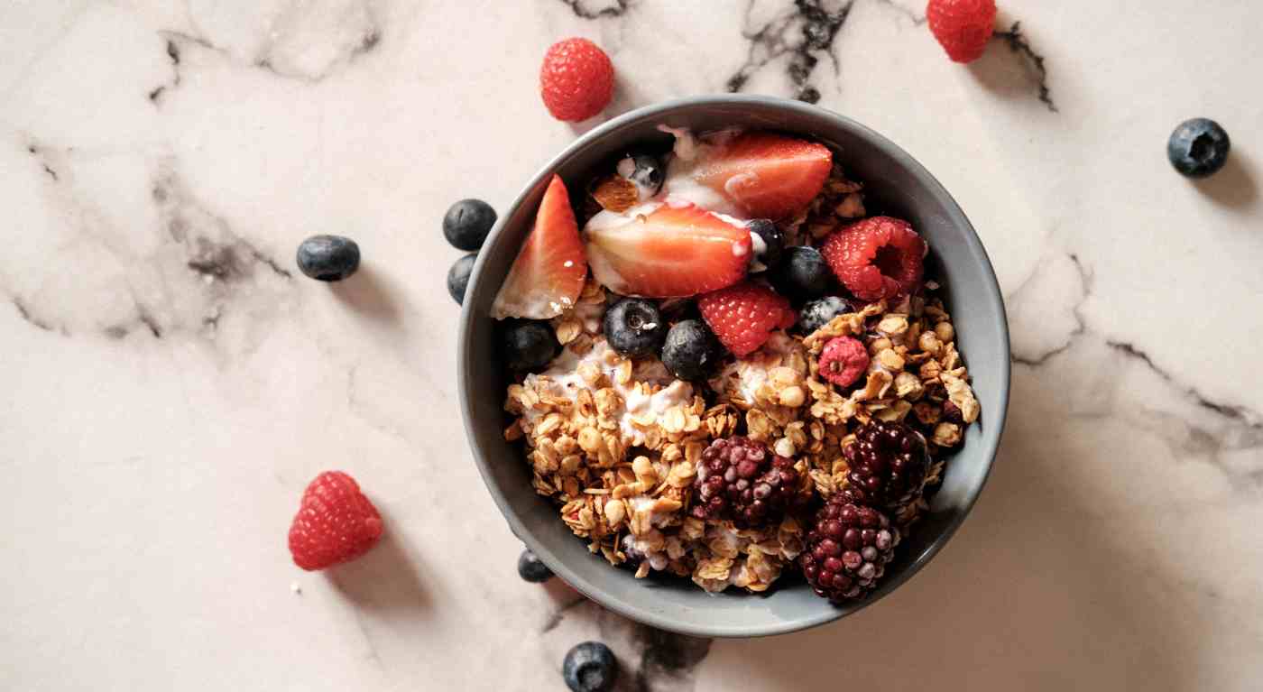 "Non mangiate questo la mattina". Il famoso nutrizionista spiega il segreto per la colazione perfetta