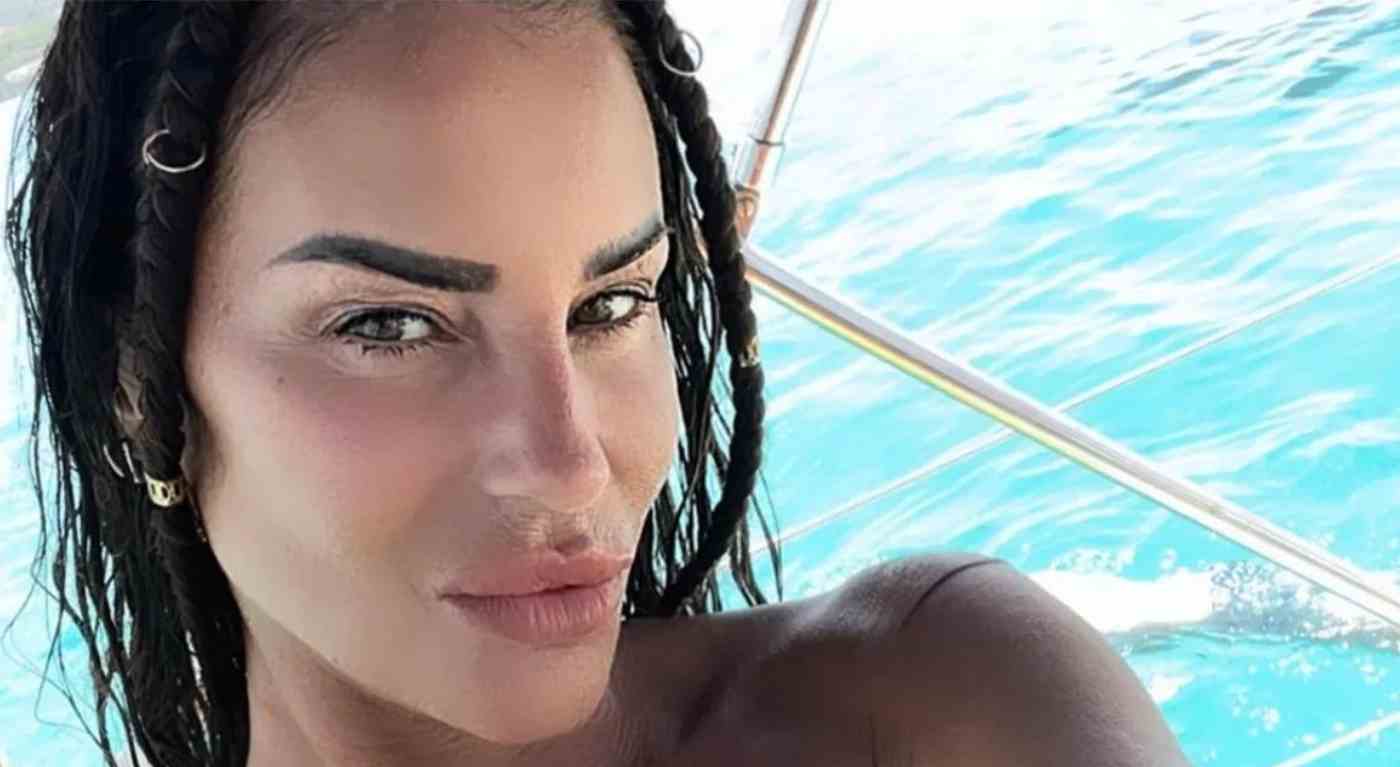 Antonella Mosetti confessa tutto, dalla TV a Onlyfans: "Vi racconto dei miei inviti ad Arcore"