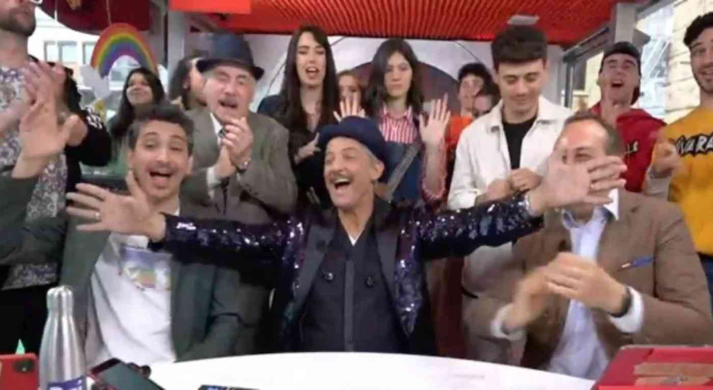 “Ho letto cose orribili...". Viva Rai 2, Fiorello sui Ricchi e Poveri: “Ci vuole rispetto”