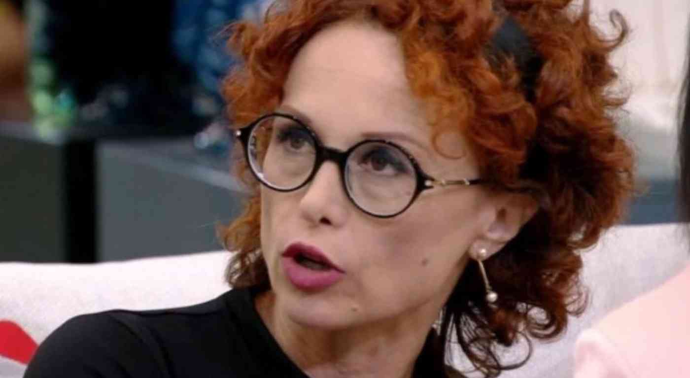 GF, Beatrice Luzzi censurata dal programma dopo la rivelazione choc: "Ecco qual è il mio vero lavoro fuori"