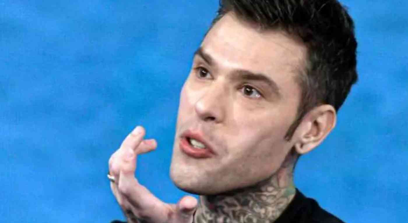 “Questa è la tua faccia di c***o”. Fedez insulta un hater, ma sbaglia persona