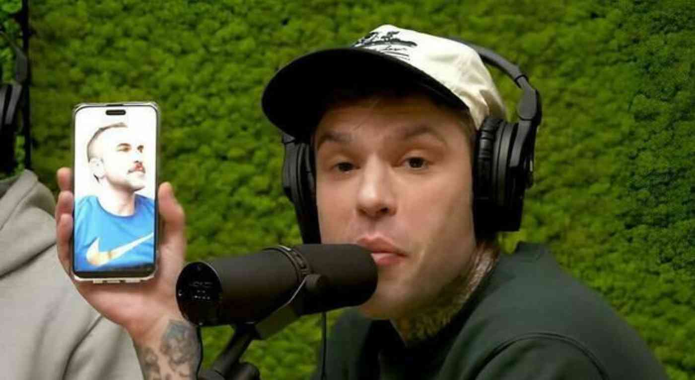 “Questa è la tua faccia di c***o”. Fedez insulta un hater, ma sbaglia persona