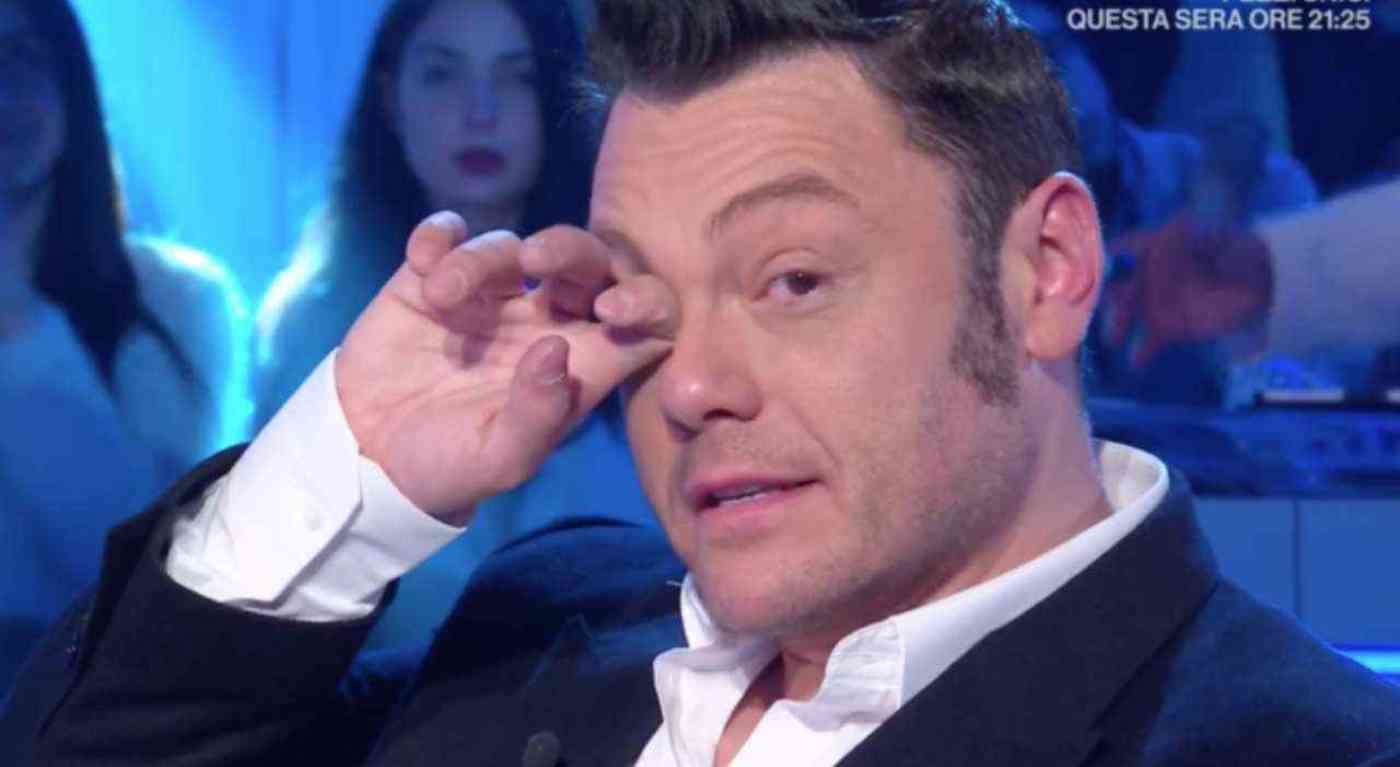 "Chiedete aiuto". Tiziano Ferro pubblica la chat con un amico: "Per me è un momento difficile"