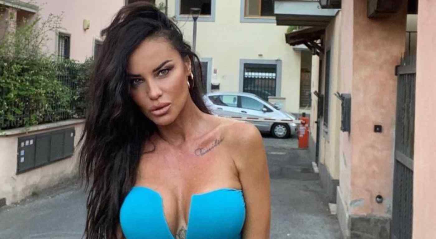 Antonella Mosetti rivela i segreti del suo nuovo lavoro online: "Devi fare la faccia da zozza". Cifra assurda per un nudo integrale