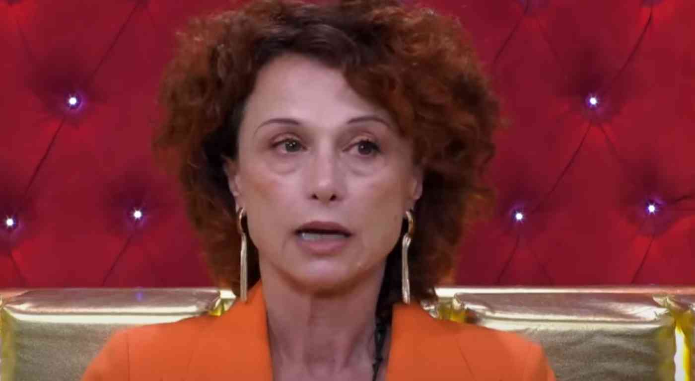 “Chiedo scusa, adesso è troppo”. Beatrice Luzzi scoppia in lacrime e fa un appello al GF