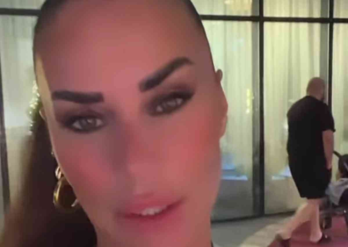 Antonella Mosetti svela un'altra faccia di Dubai: "Qui è pieno di escort, gli uomini non si avvicinano"