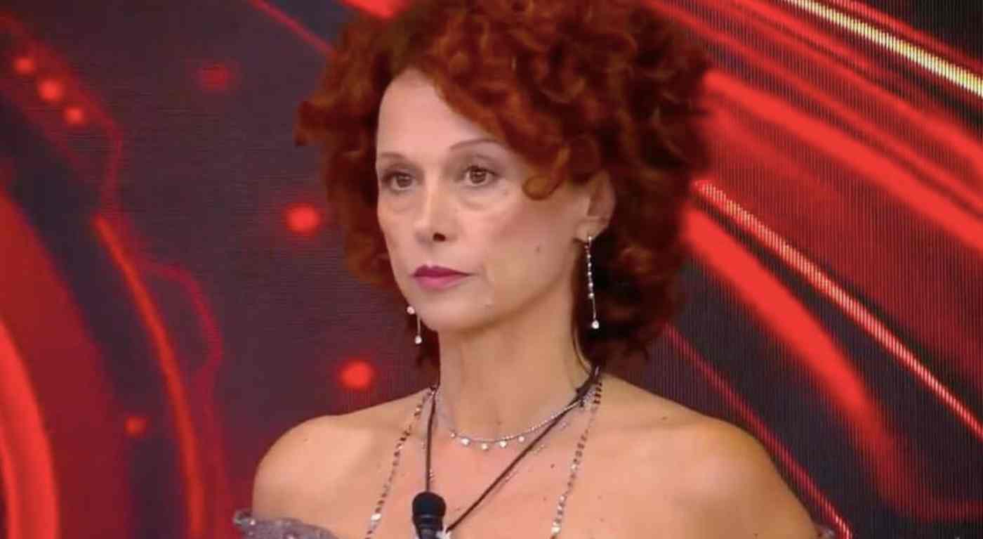 Grande Fratello, tempi duri per Beatrice Luzzi: tensioni grandissime dopo l'arrivo della nuova concorrente