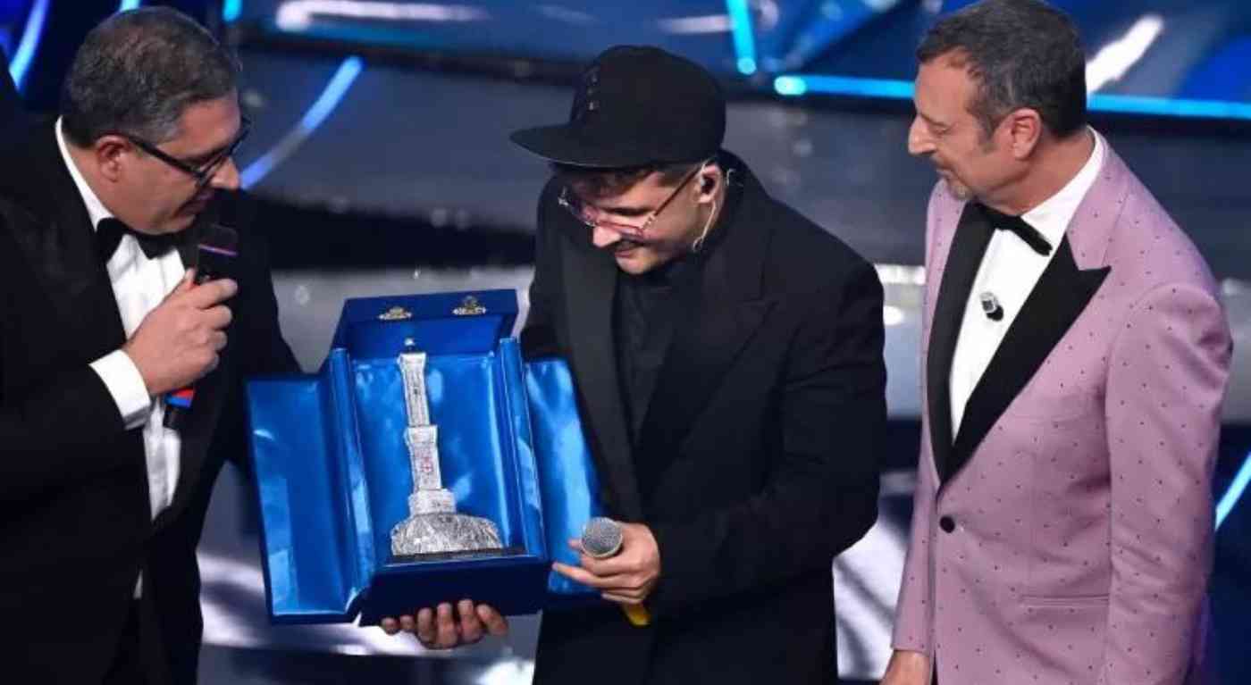 "La peggiore esibizione mai fatta". Sanremo 2024: Geolier vince tra i fischi | Le parole dei colleghi