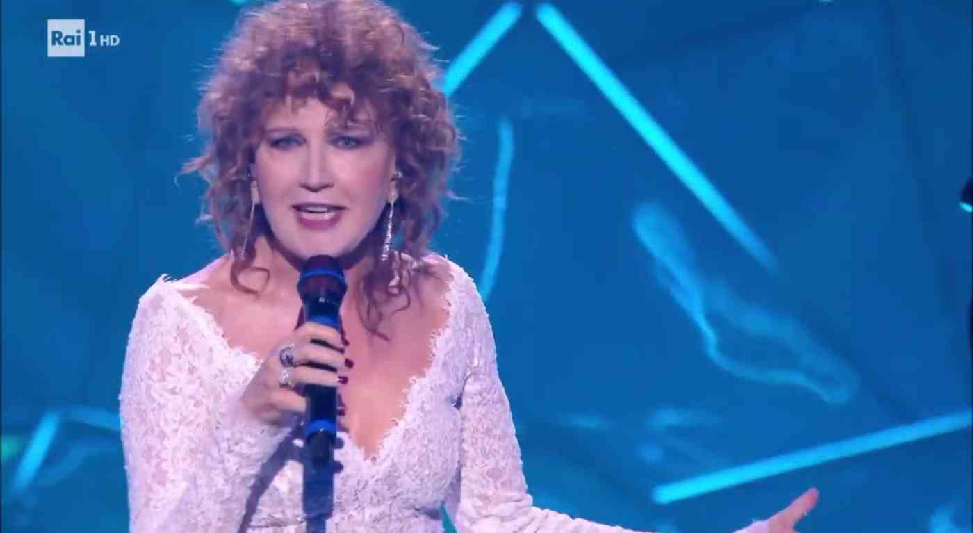 Fiorella Mannoia a Sanremo: la scelta choc dell'abito da sposa | Cosa nasconde