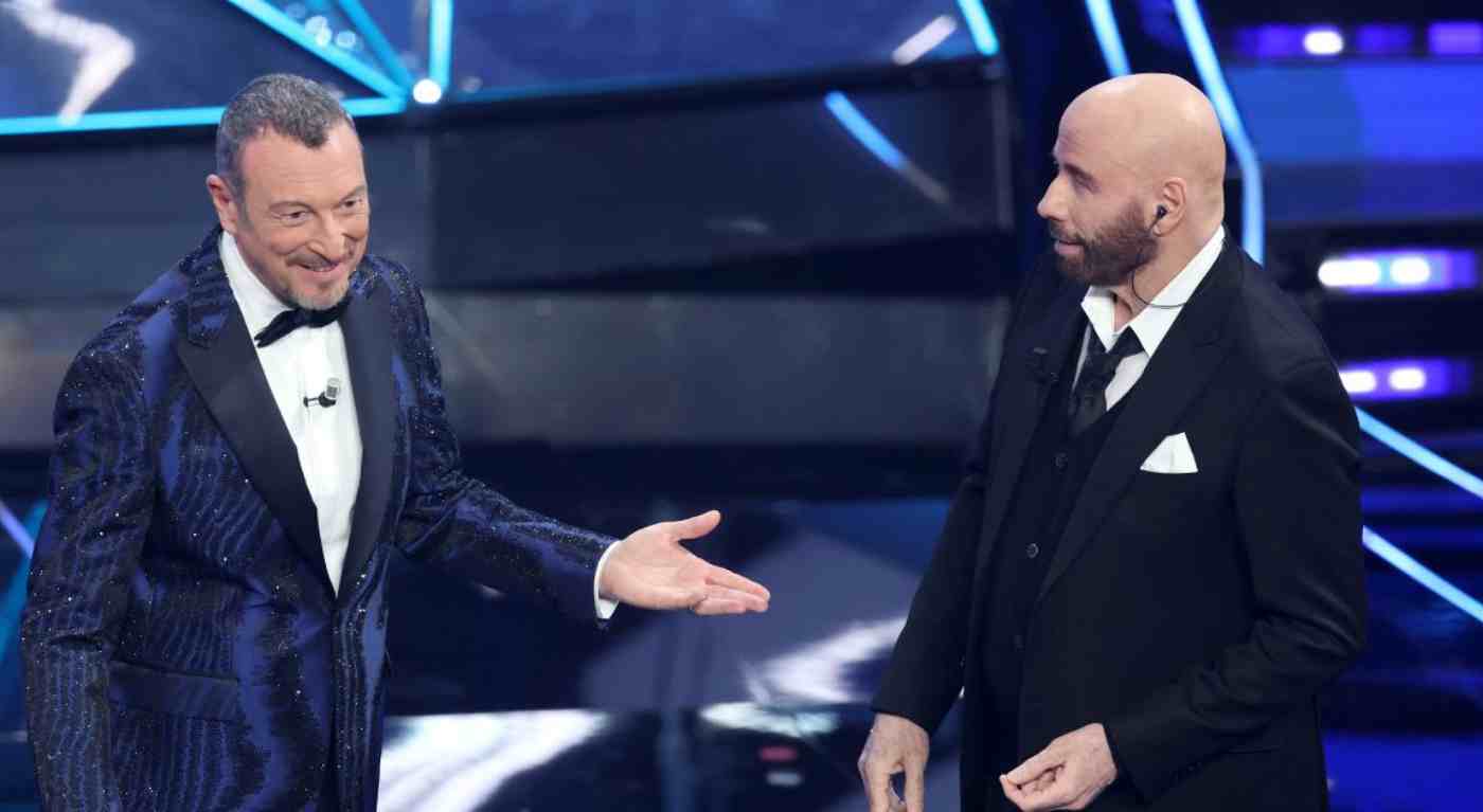 "Che imbarazzo!". Lucarelli senza freni: John Travolta fa il Ballo del qua qua, vergogna senza precedenti