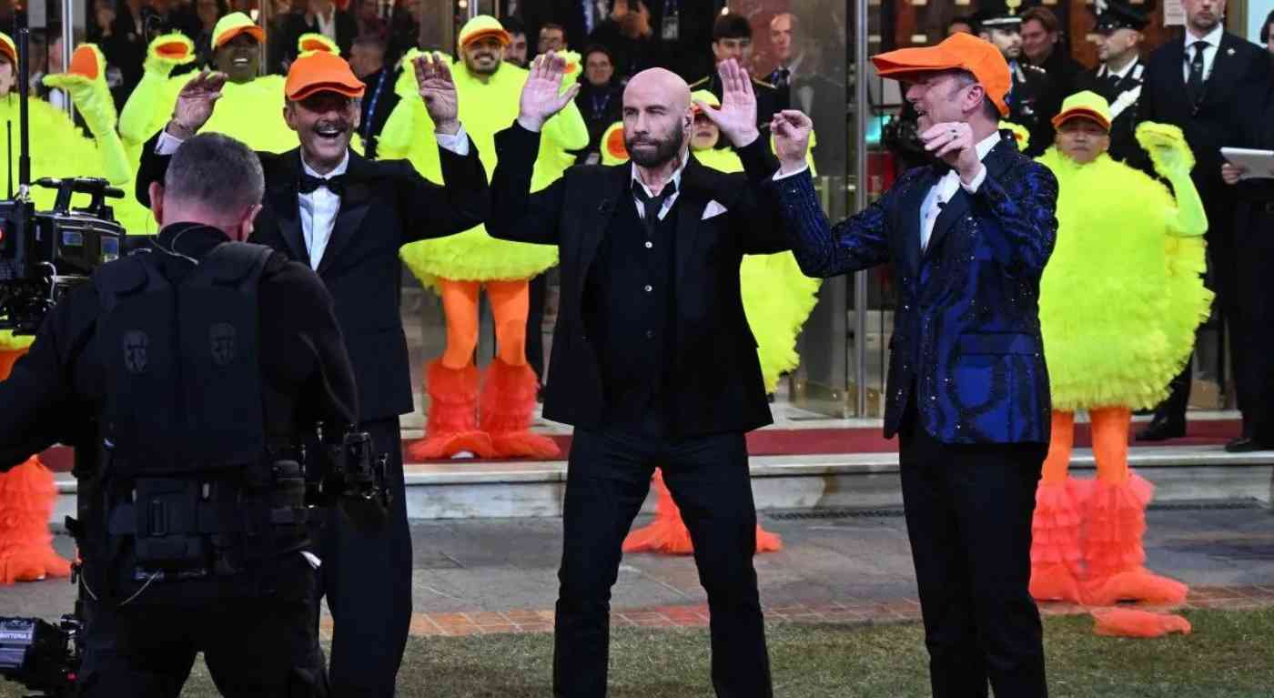 "Che imbarazzo!". Lucarelli senza freni: John Travolta fa il Ballo del qua qua, vergogna senza precedenti