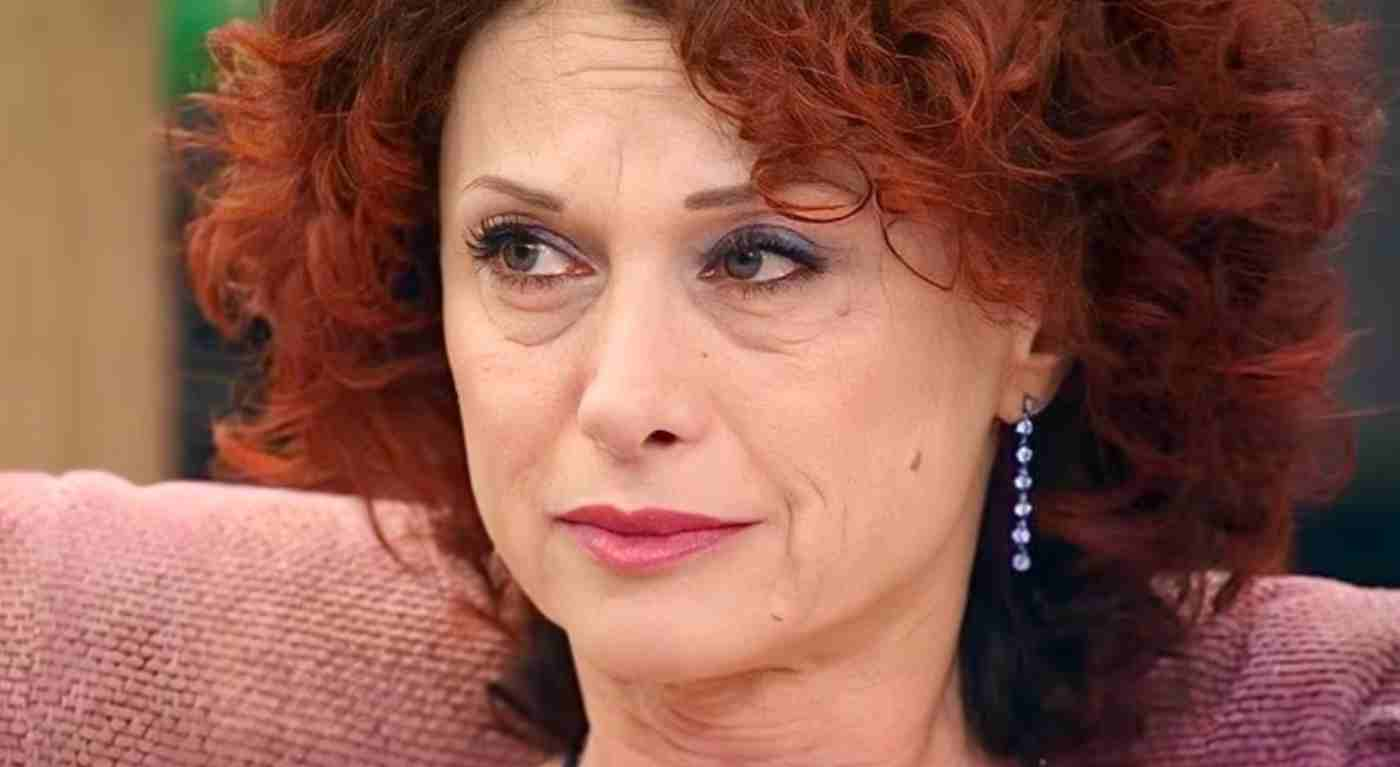 "Sono senza parole". Beatrice disperata caccia i coinquilini e scoppia a piangere