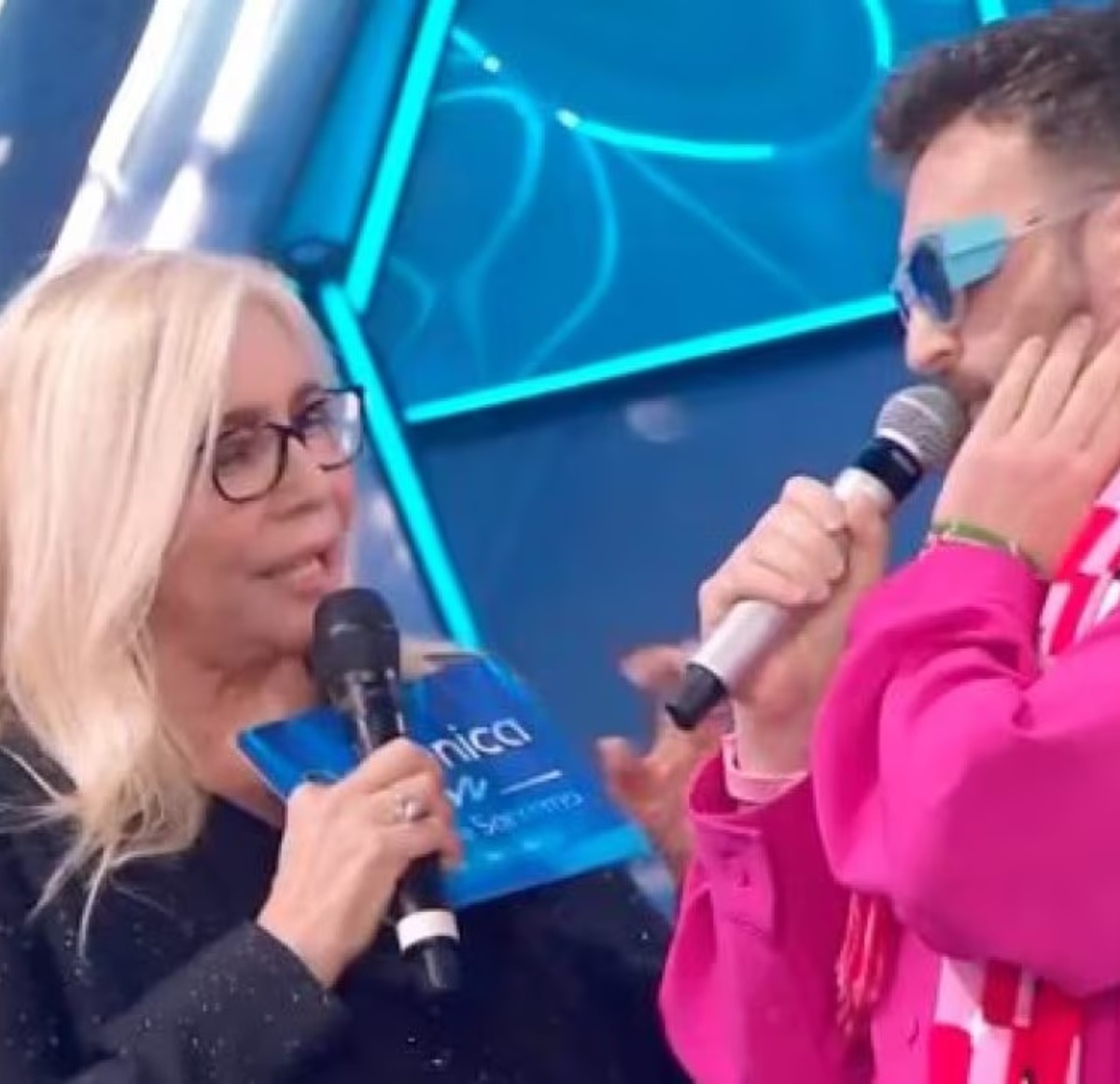 Mara Venier senza freni contro il cantante a Domenica In: "Devi andare via" | Cosa sta succedendo?