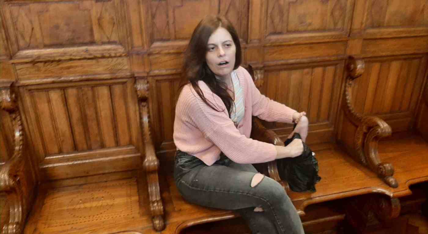Colpo di scena in tribunale: nessuna catena per Ilaria Salis, ma