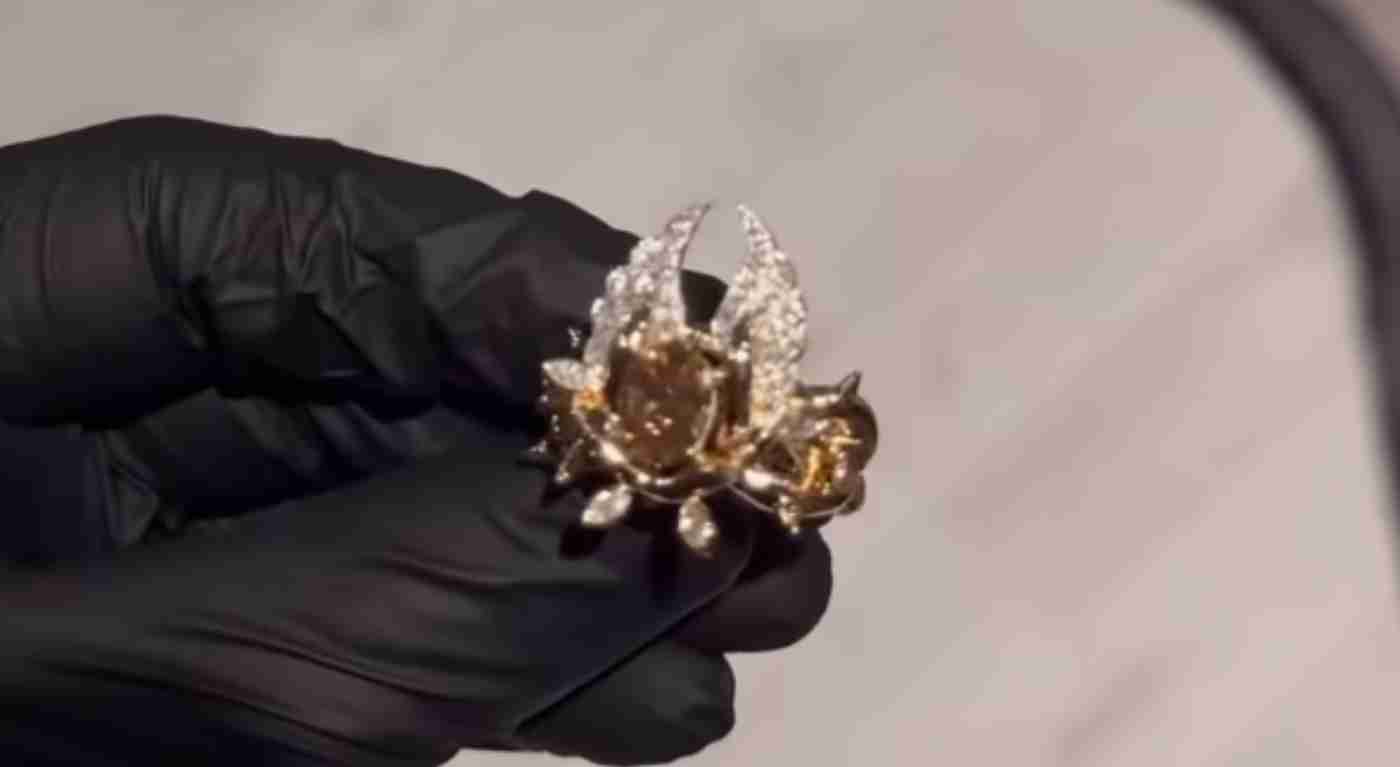 Fedez indagato per rissa si compra un anello pazzesco di diamanti e oro: prezzo da capogiro