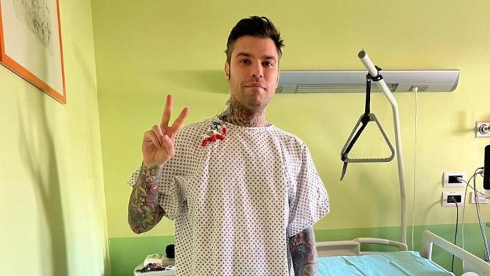 Fedez di nuovo in ospedale? "Sta male, è inutile negarlo"