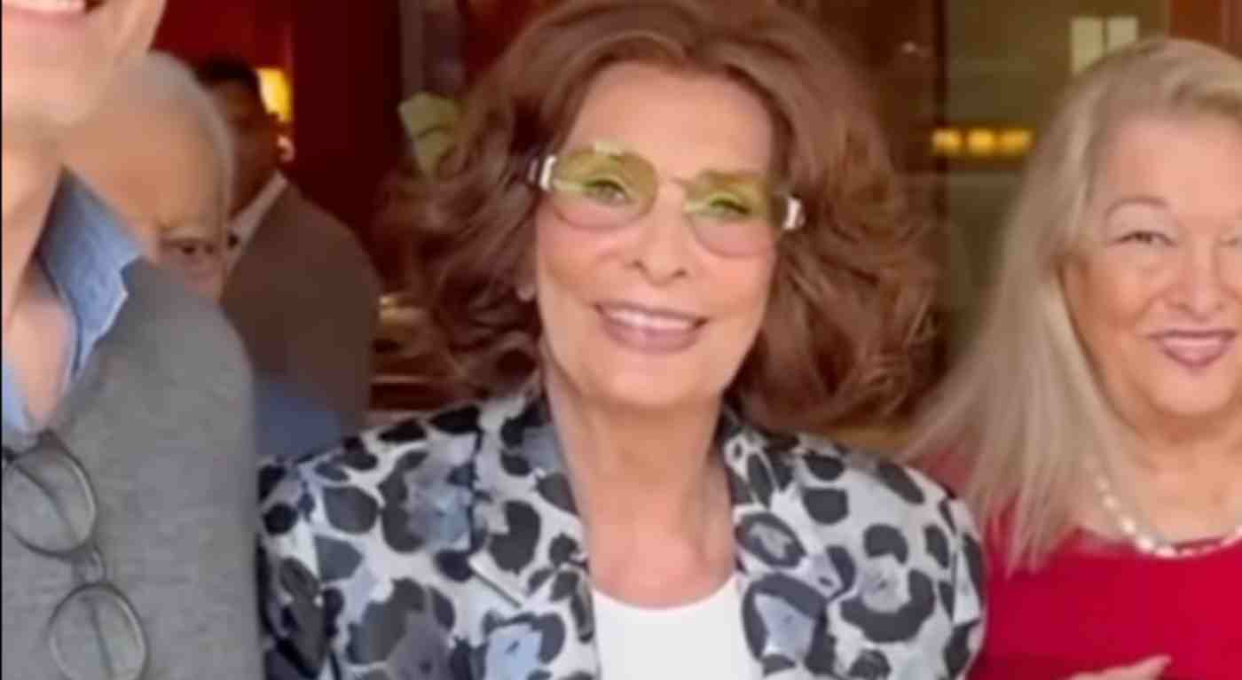 "Sta bene!". Sophia Loren, il clamoroso ritorno in pubblico dopo tanti anni - Eccola dopo l'incidente