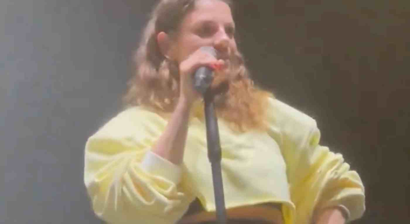 Emma Marrone, sfogo durante il concerto: "A 40 anni decido io" | L'appello ai fan