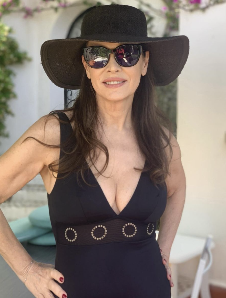 Elena Sofia Ricci a 62 anni incanta tutti con il suo costume nero: «Senza difetti. Fai invidia alle ventenni» - FOTO