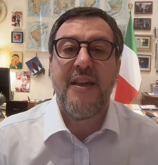 Fedez fa uno scherzo a Salvini: "Scusa, mi è partita la chiamata". Il VIDEO diventa virale