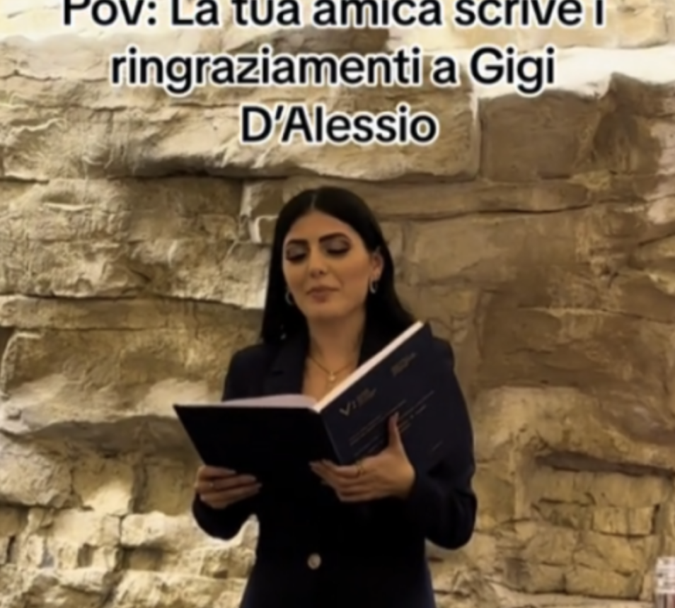 Gigi D'Alessio, la tesi di una fan lo commuove: il video è diventato virale
