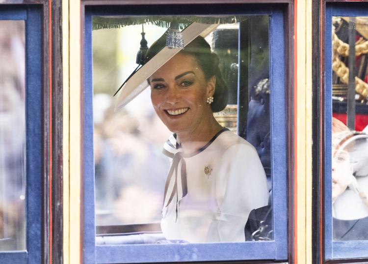 Kate Middleton riappare vestita di bianco: la scelta del look ha un significato nascosto