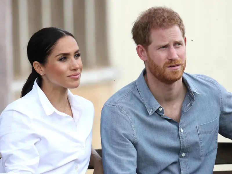 Re Carlo, il gesto sbagliato verso Harry e Meghan cambia tutto: cos'è successo