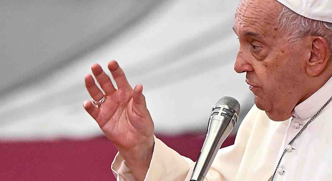 Bergoglio ai parroci: "Basta omelie lunghe, la gente si addormenta!" - Le ultime dichiarazioni del papa