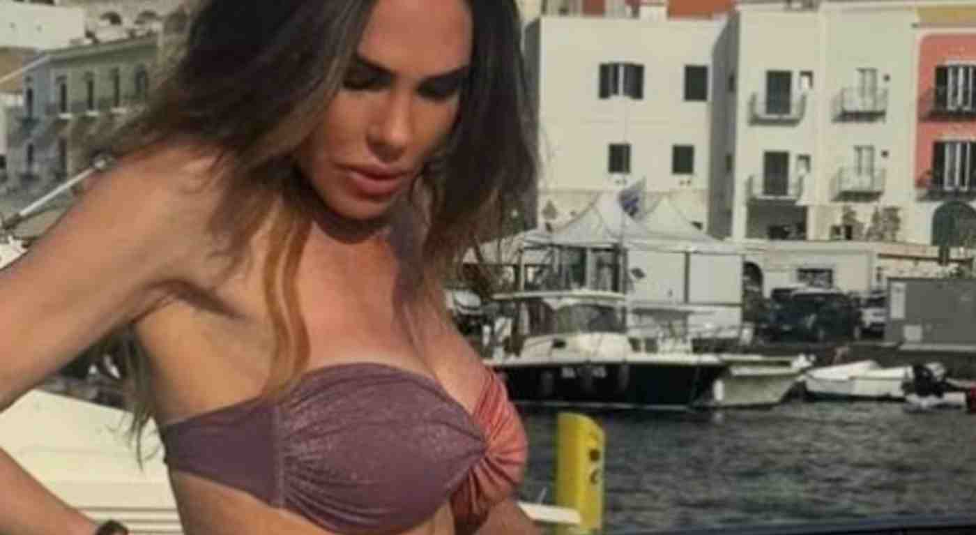 Ilary Blasi inarrestabile a Ponza, ha steso tutti con il suo bikini