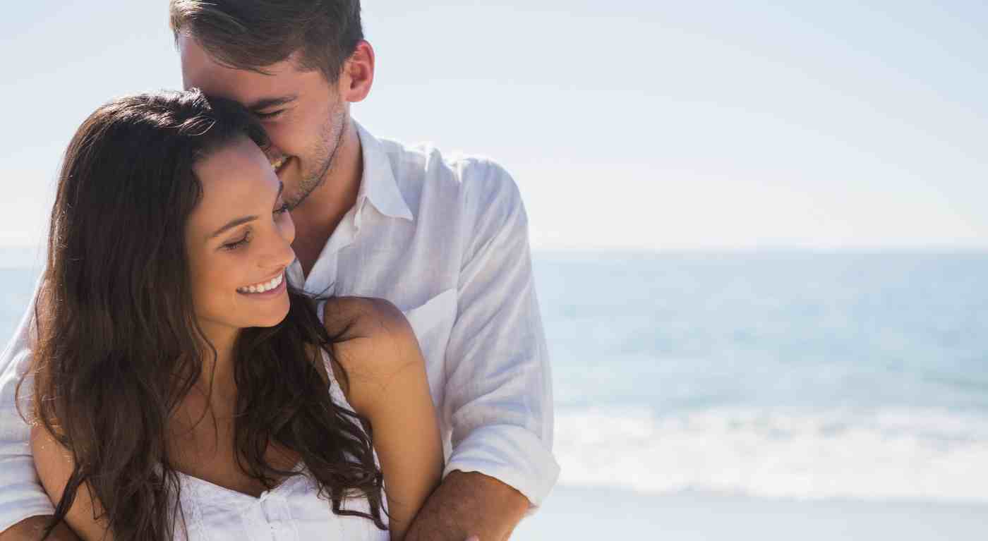 Se hai un partner uomo più giovane, sei più felice: lo dice uno studio