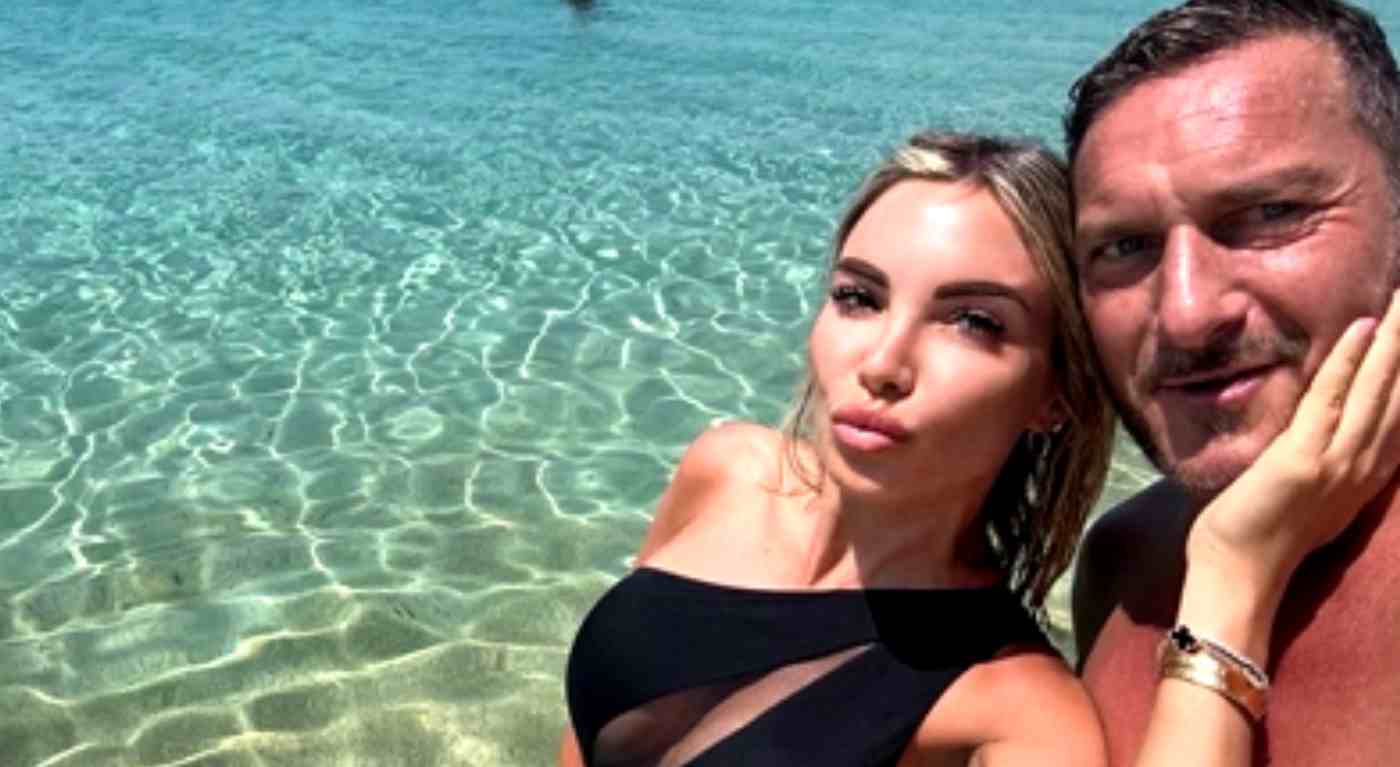 Totti e Noemi in vacanza a Naxos: lusso e amore in un resort dal prezzo esagerato