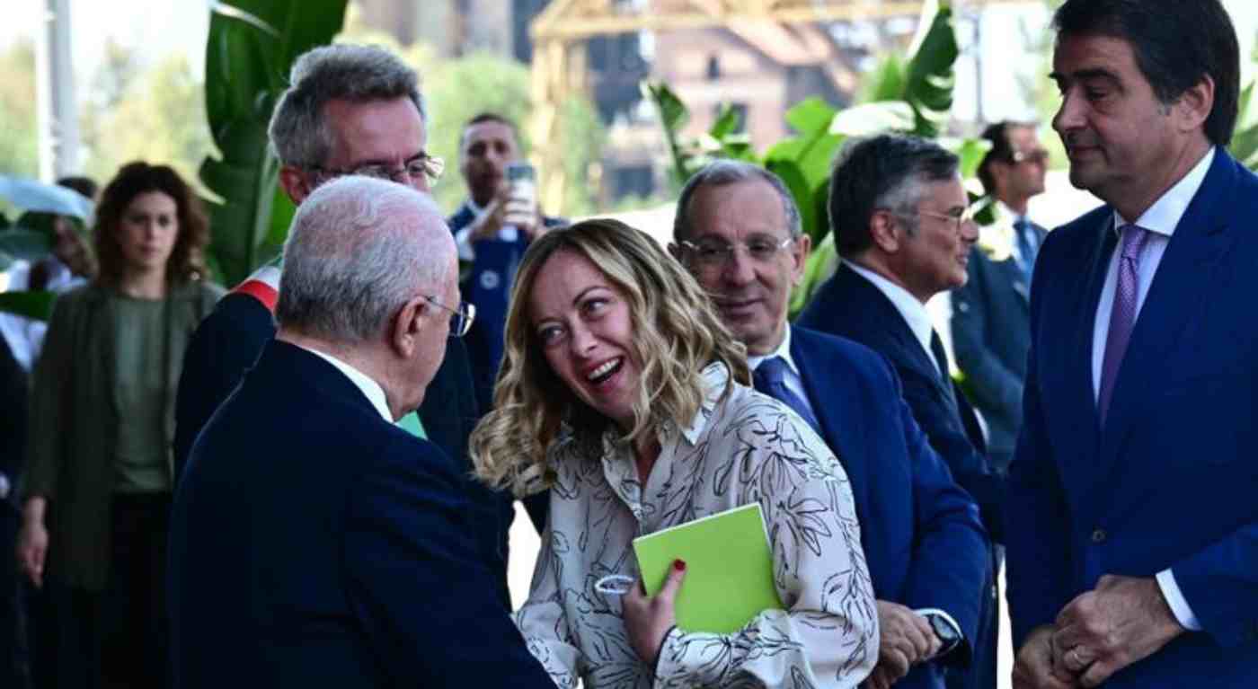 De Luca riceve un invito inaspettato da Giorgia Meloni: la sua reazione gela tutti