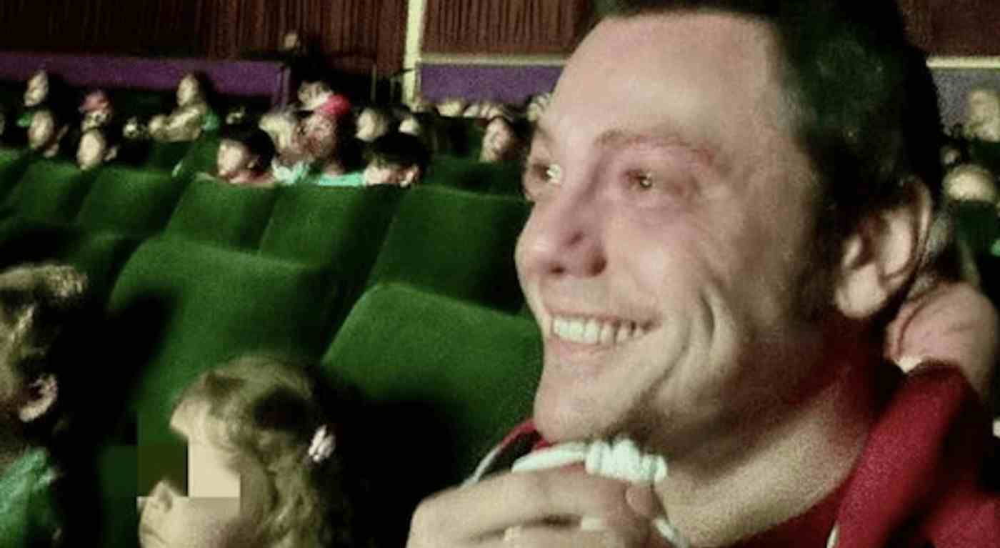 Tiziano Ferro non si trattiene: piange per tutto il film al cinema con i suoi figli | Ecco cos'ha visto