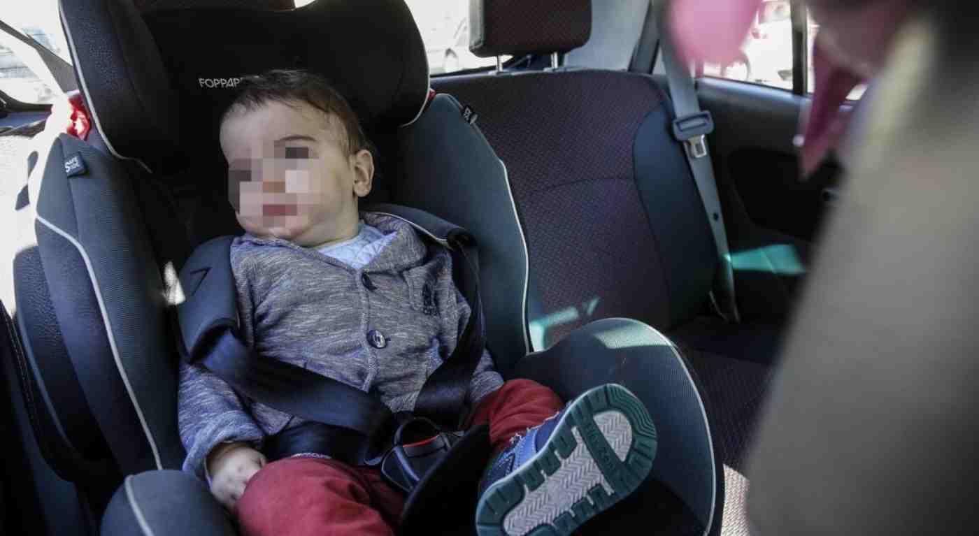 Dramma estivo, un neonato intrappolato in auto al sole: si è chiuso dentro da solo