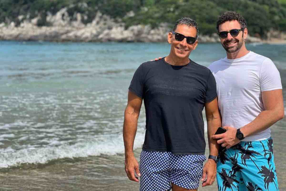 Alberto Matano non si nasconde più: ecco le foto in vacanza con il marito