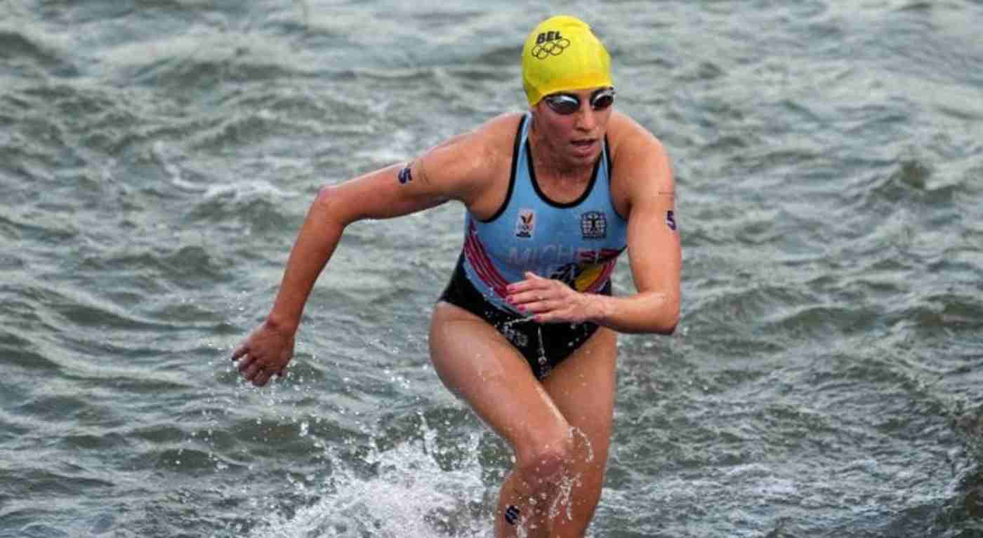 Olimpiadi, è polemica: Claire Michel in ospedale per Escherichia Coli dopo il nuoto nella Senna