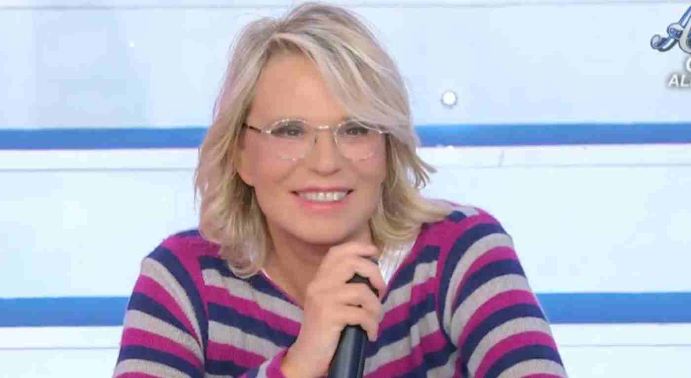 Maria De Filippi si prende una pausa: il suo viaggio in barca con amici VIP