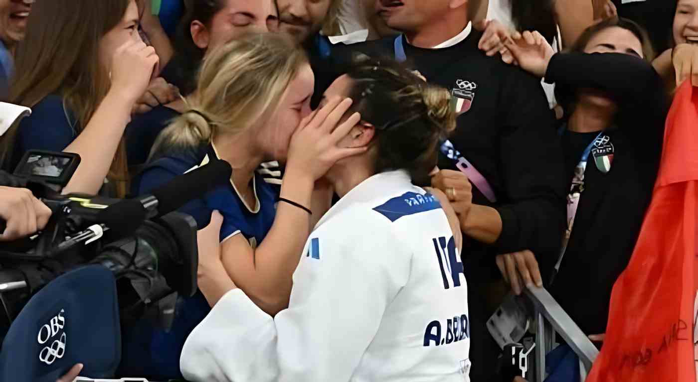 Olimpiadi 2024, Alice Bellandi bacia la compagna dopo l'oro: foto virale